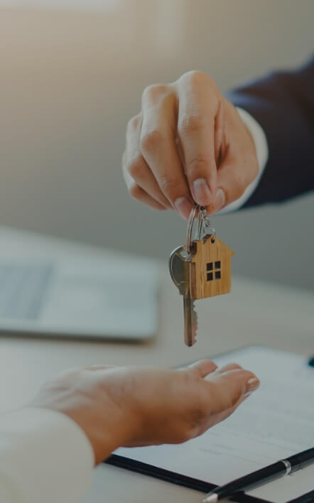 Schlüsselübergabe beim Immobilienmakler